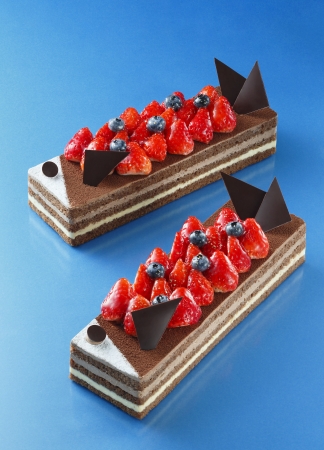 こどもの日を祝う生ケーキ タンゴ 期間限定発売 いちご ブルーベリー チョコレートで表現された鮮やかな鯉のぼり 株式会社シュゼット ホールディングスのプレスリリース