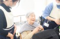 【調査報告】現場職の4割が生成AI未経験。介護美容の専門校が、施術以外の事務負担を解消する「現場特化型AIカリキュラム」を導入