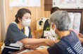 「また来たいね」9月21日・敬老の日に地域のコミュニティ・カフェで介護美容体験。高齢者の交流を生み、社会的孤立の防止へ