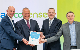 （写真左から）Minister of Economy Thüringen, Wolfgang Tiefensee／Nissha Schuster Kunststofftechnik, Technical Managing Director, Ralf Ur