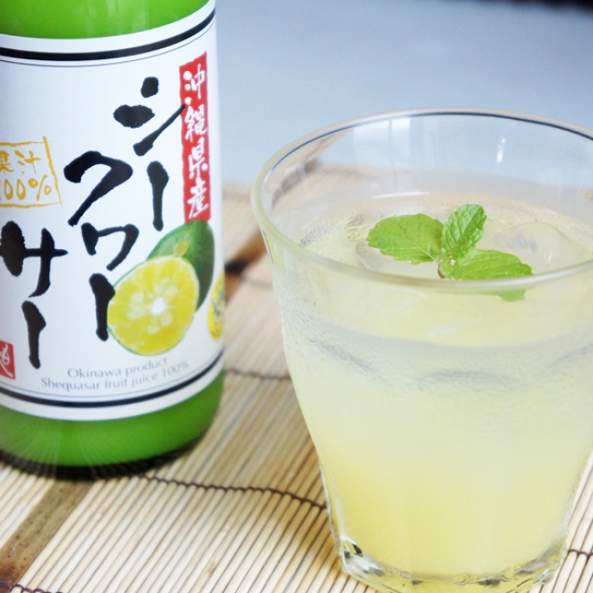 水や炭酸で割って「シークヮーサードリンク」