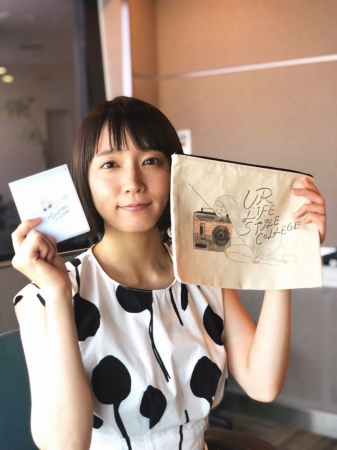 イラストレーター・たなかみさきが、吉岡里帆をイメージして描き下ろしたイラストがポーチとミラーに！