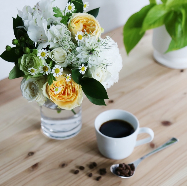花束とコーヒーがセットになった Stayhome を彩る母の日ギフトが登場 Botanic Inc のプレスリリース