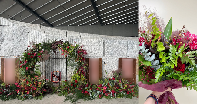 ＜左：会期中の祝い花「フラワーアーチ」（05.27-28 東京公演より）、右：協力者への感謝のブーケ＞