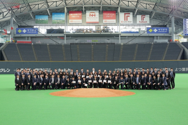 17年度 新入社員入社式 を札幌ドームにて実施 株式会社スポーツフィールドのプレスリリース