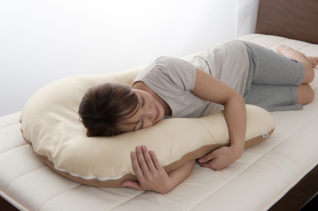 横向き寝のときも気持ちよく、腕が痺れにくい。内部にも隠れた工夫があります。