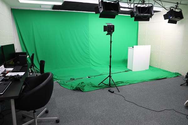 本社内に本格的動画撮影スタジオを2つ設置しました。 機材設備も刷新。