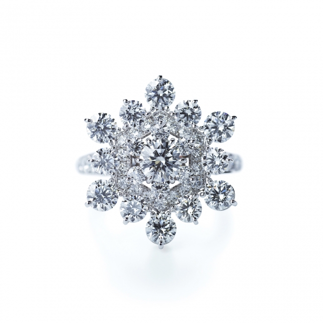 冬の陽ざしに反射する雪のように、まぶしいほどの輝きを放つ「花雪 HANAYUKI」のリング。（750WG, Diamond）