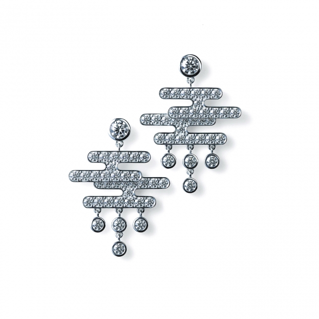 日本古来の伝統文様である霞（かすみ）をモチーフにした「八重霞 YAEGASUMI」のイヤリング。750WG, Diamond