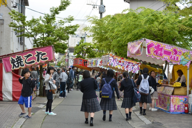 多くの人で賑わいます。