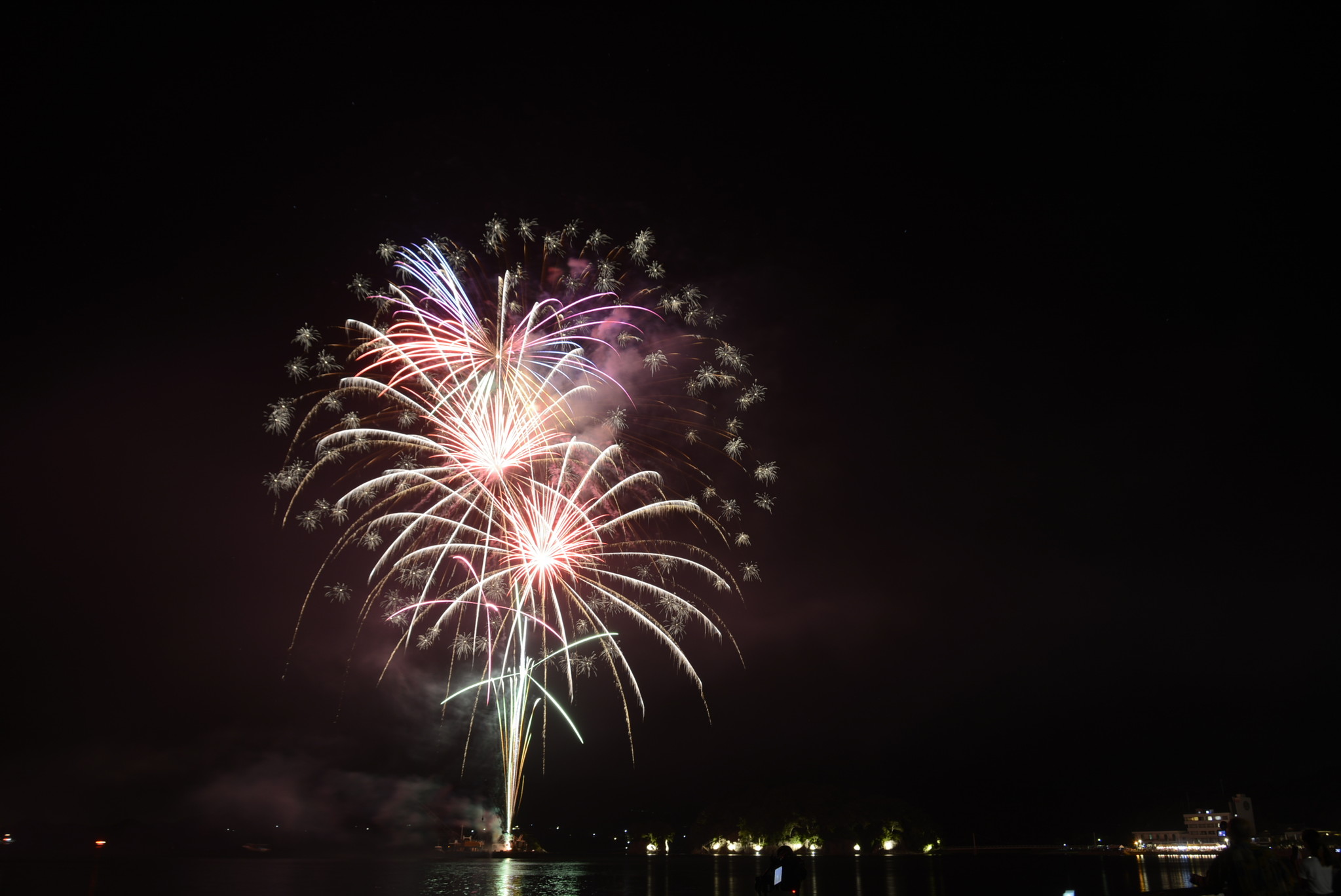 揺らめく湯の児湾に輝く大輪の花火 水俣市役所のプレスリリース