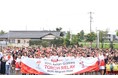 豊橋市前芝中で保・小・中連携の聖火リレー、プロフィギュアスケーターの鈴木明子さんと（第20回アジア競技大会2026／愛知・名古屋）