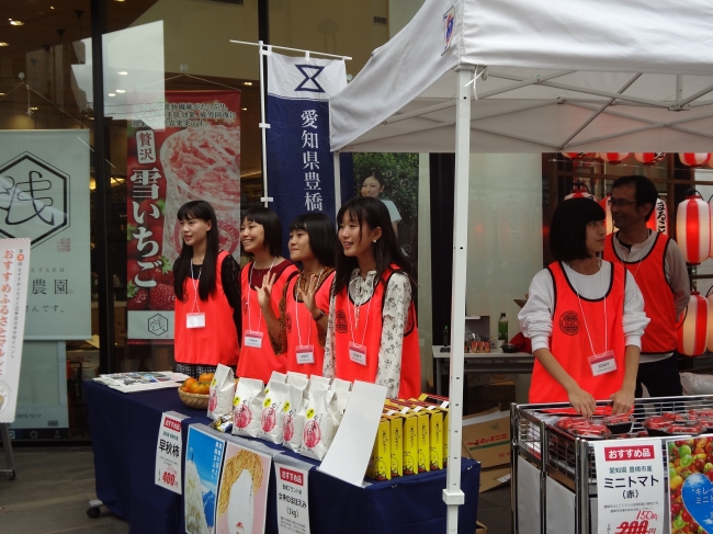 浅草で開催された物産展では豊橋の特産品を販売