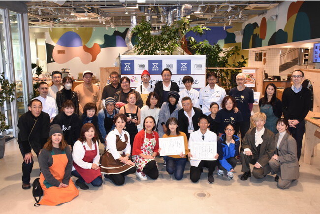 新メニューお披露目会での農家と飲食店・菓子店の集合写真 新メニューお披露目会での農家と飲食店・菓子店の集合写真