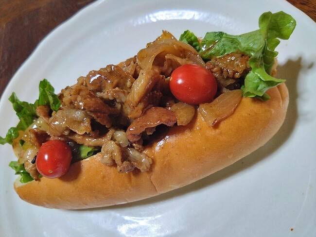 フェニックス楽市 田原ポークの炭火焼き肉ドッグ 700 円