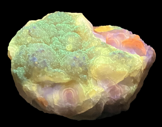 新鉱物「北海道石」は紫外線下で黄色から黄緑色の蛍光を発している部分（母岩はオパールなど）