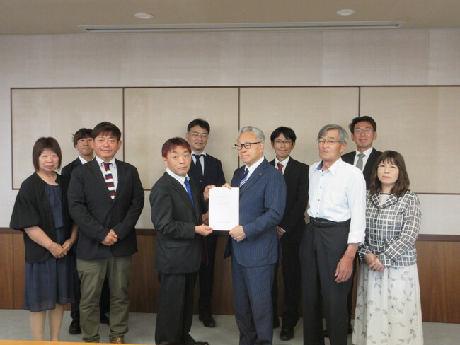 市長への要望書提出の様子 市長への要望書提出の様子