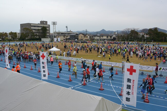 前年度の大会の様子：出走開始前のスタート地点の様子