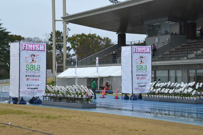 豊橋は胡蝶蘭の一大産地でもあり、ゴールではたくさんの胡蝶蘭がランナーをむかえました