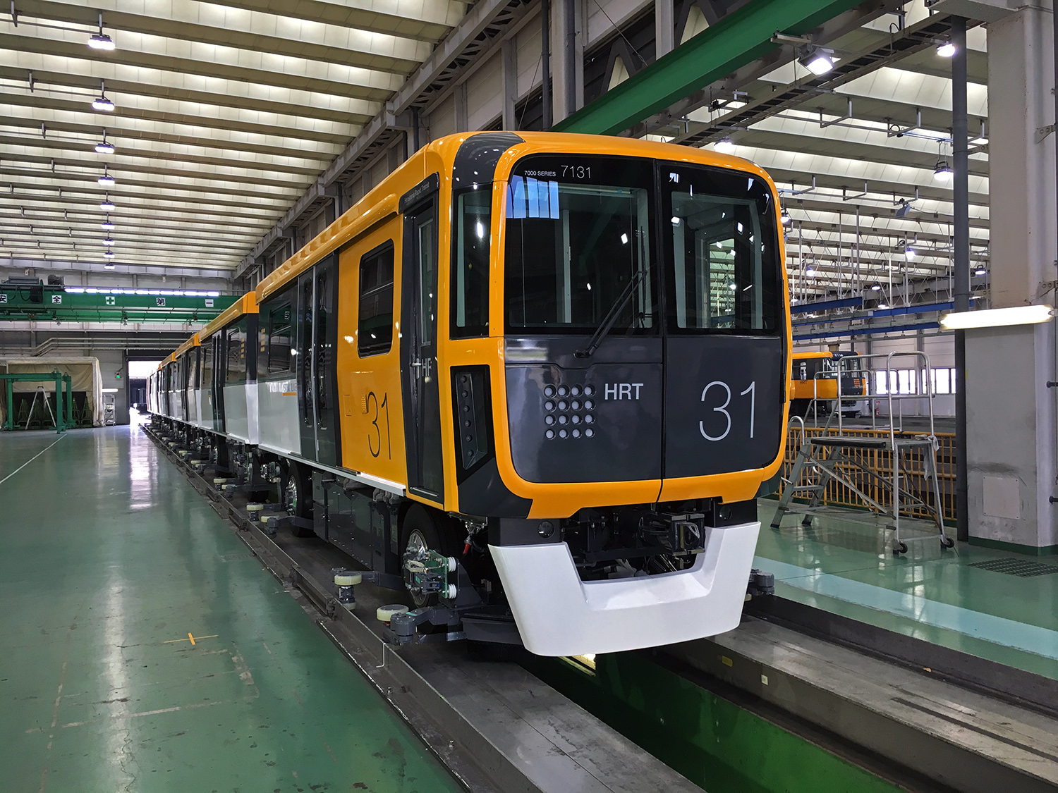 広島高速交通株式会社にアストラムライン向け7000系新型車両を搬入
