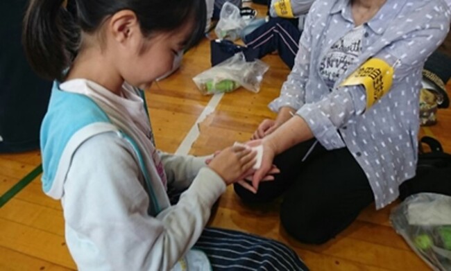 2018年　愛知県一色町の防災訓練で、児童によるハンドマッサージ