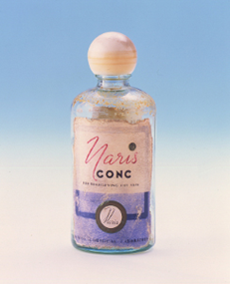 1937年　初のふきとり化粧水「ナリス　コンク」