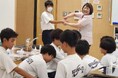SDG‘sの防災授業で中学生にハンドマッサージ講習