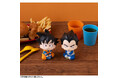『ドラゴンボールDAIMA』より「孫悟空(ミニ)」「ベジータ(ミニ)」が、見上げ&おすわりポーズのフィギュアシリーズ「るかっぷ」に登場。