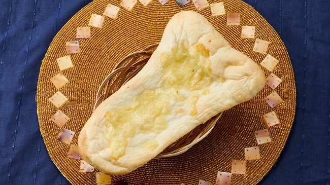 もっちり食感とチーズの香ばしさ Vlチーズナン を8月25日 水 発売 8月31日 火 まで 対象のカレー と一緒に購入頂くと円引き 株式会社ローソンストア１００のプレスリリース