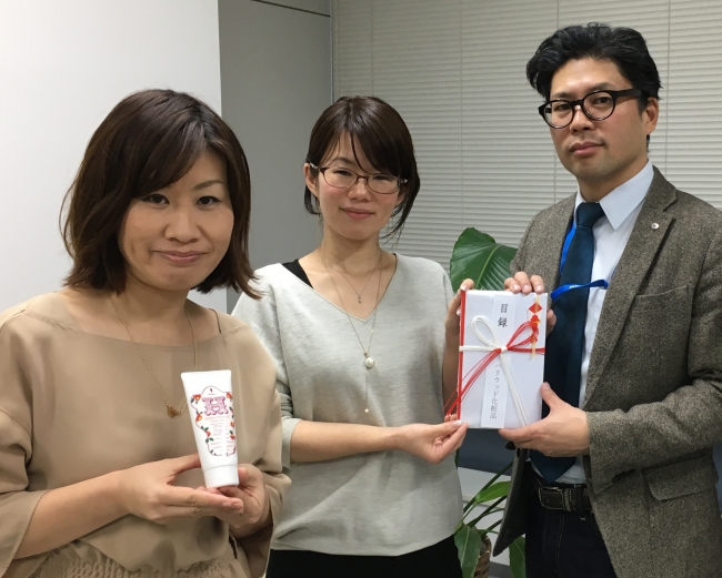 左より、平野さん、リテラ代表 渡邉さやかさん、ハリウッド化粧品 代表取締役社長牛山大輔