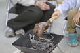 新たなアウトドアの楽しみを提案します!回しながら焼くを身近に。「TSBBQローストスタンド」登場。