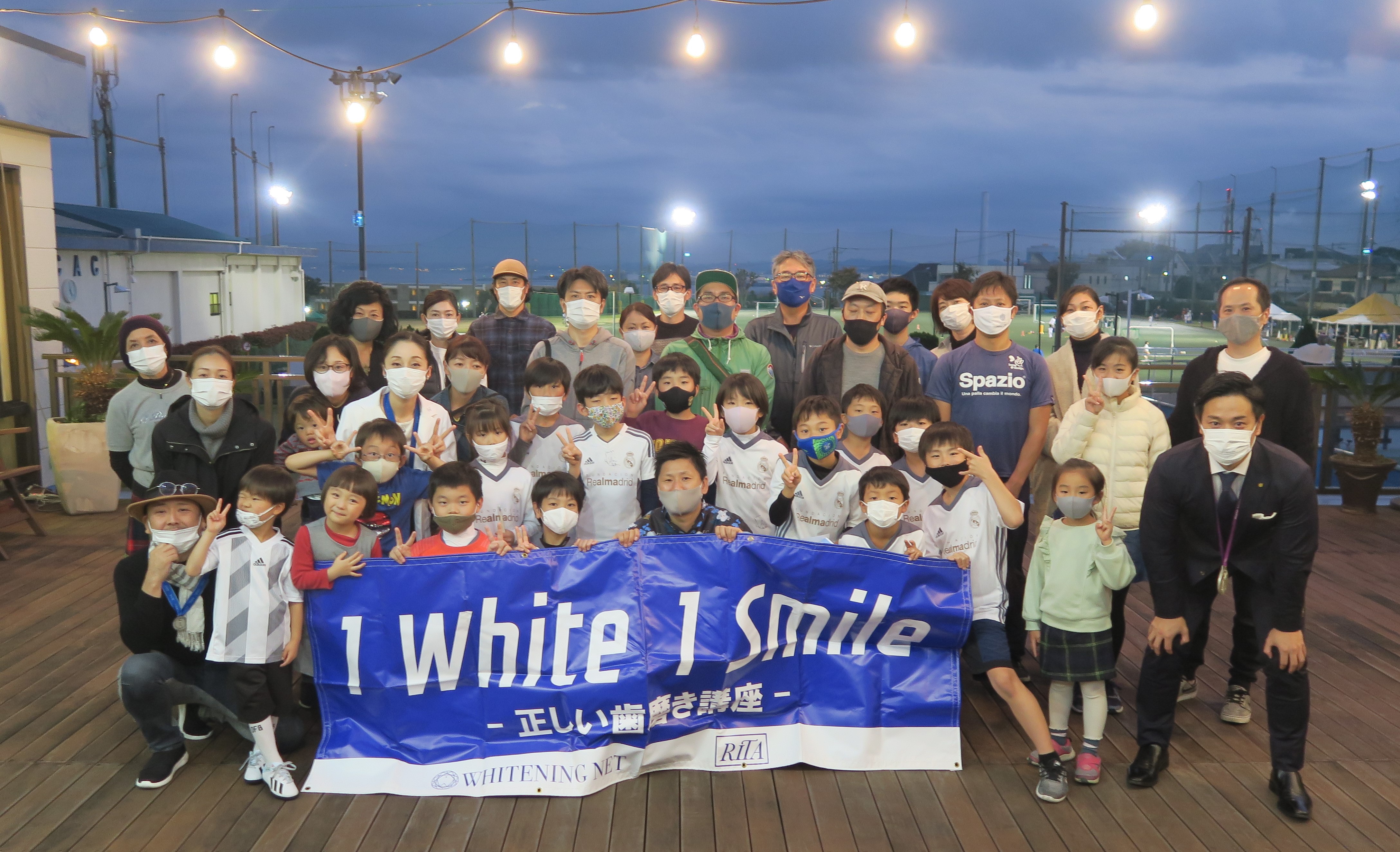 11月8日 いい歯の日にレアルマドリードファンデーションスクール所属のサッカー少年 少女たちに 1 White 1 Smile 夢の教室 歯磨き講座 を開催 元なでしこジャパンの海掘氏も参加 株式会社シャリオンのプレスリリース