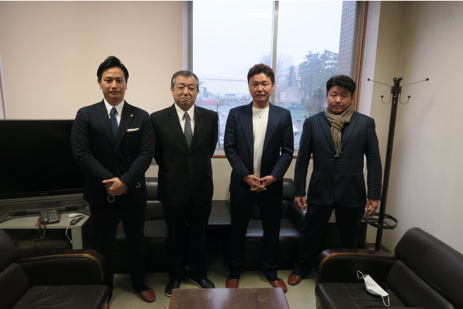 ※左より、弊社代表角田、校長の尹様、株式会社CUORE JAPAN金島様、株式会社ONE金城様と