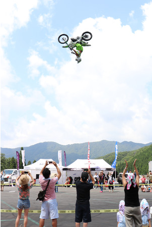 世界最高峰 スーパードリフト ｆｍｘ超絶バイクパフォーマンス モーターゲームス22 を９月３日 ４日 土日 グランスノー奥伊吹 のスキー場 特設ストリートコース Zdnet Japan