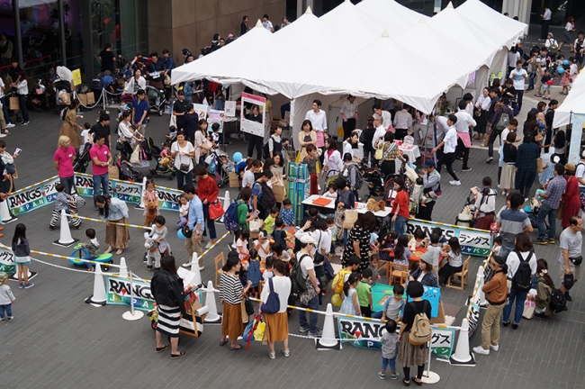 42,000人が来場した会場のブースの数々に長蛇の列が