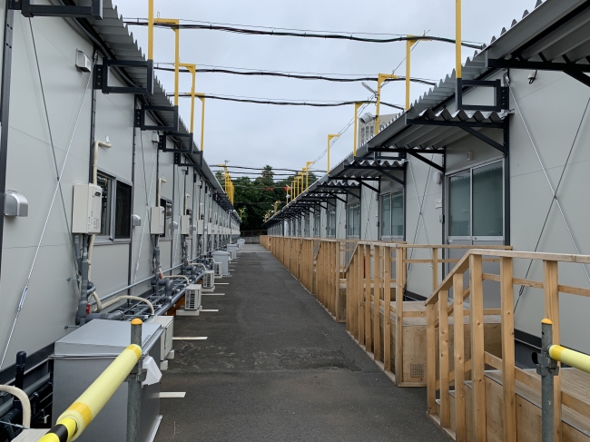 ずらりと並ぶ個室型プレハブハウス ずらりと並ぶ個室型プレハブハウス