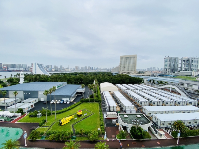 日本財団パラアリーナ(左)とプレハブ・大型テント(右) 日本財団パラアリーナ(左)とプレハブ・大型テント(右)