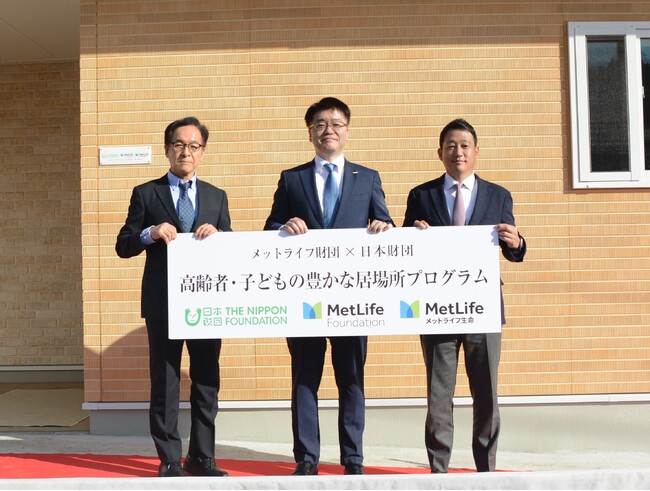 開所式の様子:右から 日本財団 笹川順平常務理事、メットライフ生命 甲斐講平執行役 専務 最高営業責任者、特定非営利活動法人ラクーダ 関戸元彦代表理事 開所式の様子:右から 日本財団 笹川順平常務理事、メットライフ生命 甲斐講平執行役 専務 最高営業責任者、特定非営利活動法人ラクーダ 関戸元彦代表理事