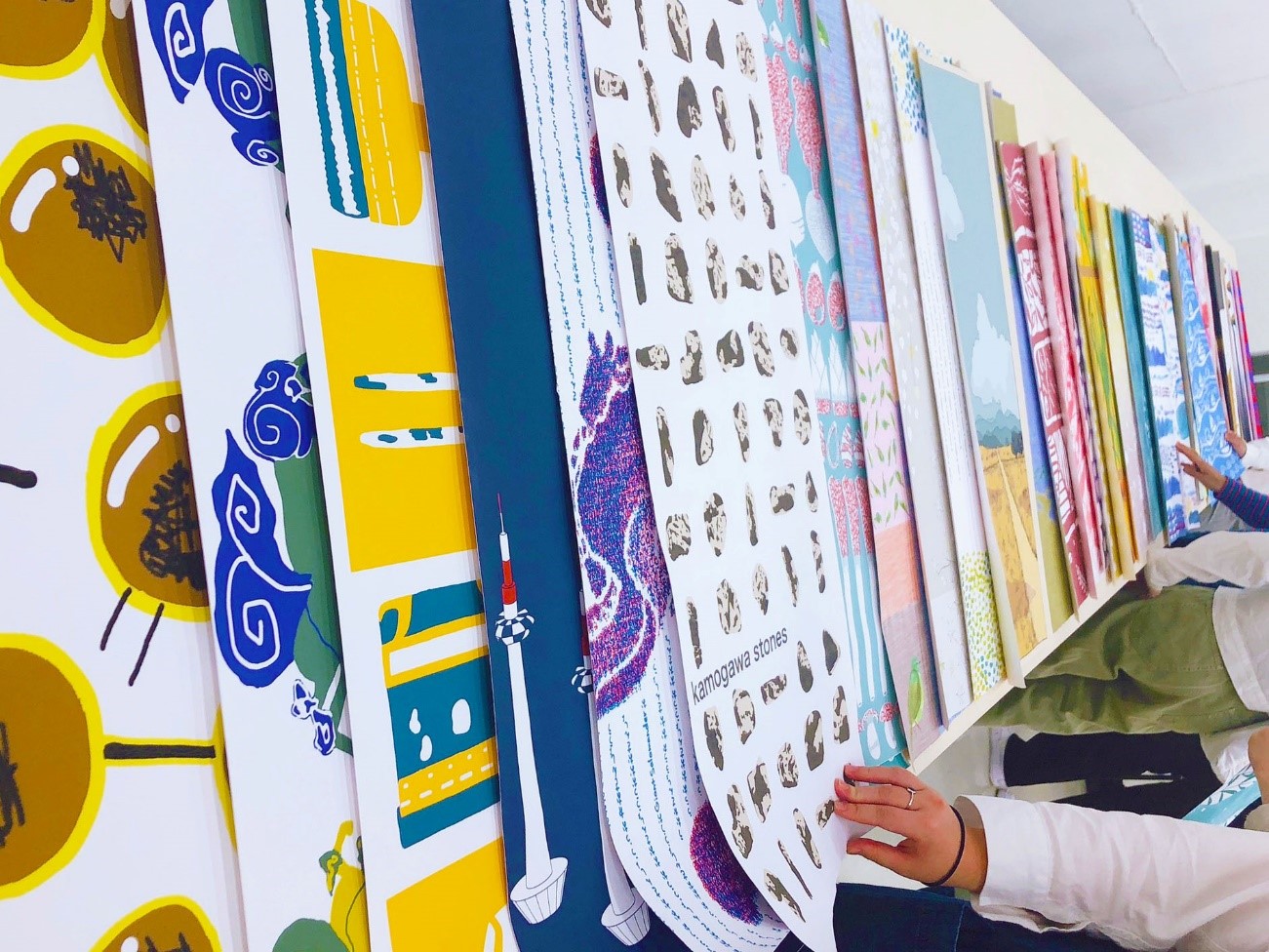 手ぬぐいがアートパネルに変身 新オープンのホテルに飾るアートパネルを染織テキスタイルコースの学生たちが制作 学校法人 瓜生山学園 京都芸術大学のプレスリリース