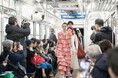 走行中の電車がランウェイに!昨年に引き続き、京都芸術大学 空間演出デザイン学科と叡山電鉄がコラボし、走行する電車内と八瀬比叡山口駅にてファッションショーを開催します。