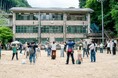 京都芸術大学の学生たちが、閉校した鞍馬小学校で、叡山電鉄・地元自治体と交流イベント「くらまる」を開催