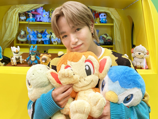 ポケモン大好きJO1の祥生くん! どこいこっカーの前でぬいぐるみたちと記念に一枚! ポケモン大好きJO1の祥生くん! どこいこっカーの前でぬいぐるみたちと記念に一枚!