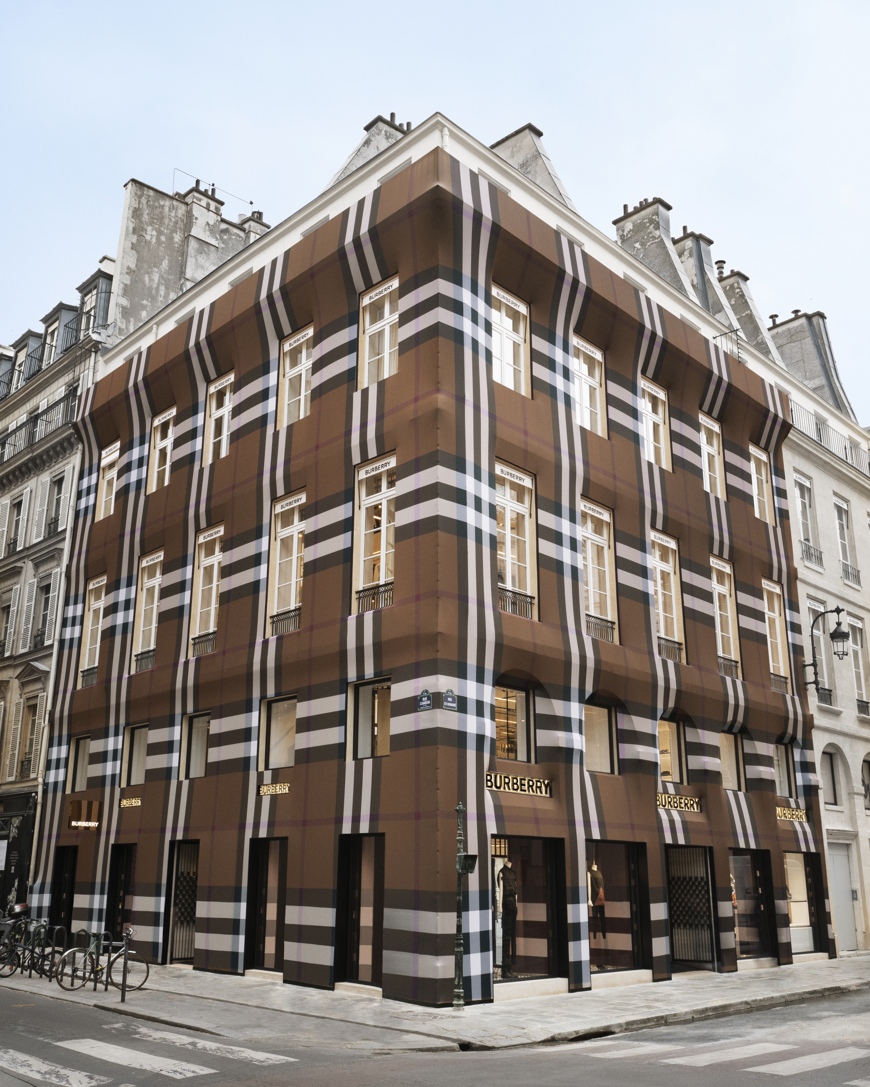 バーバリーがパリのサントノーレ通りに新しい路面店をオープン