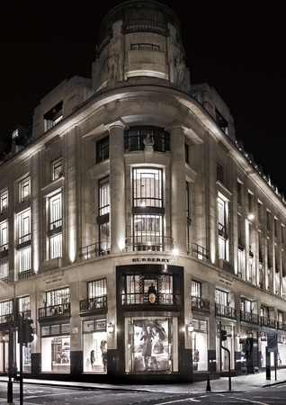 バーバリーの新旗艦店がロンドンのリージェントストリートにオープン リアルとデジタルが融合した新形態のストアコンセプト Burberry World Live を展開 バーバリー ジャパン株式会社のプレスリリース