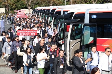 会場に到着した招聘バイヤーの様子（昨年／2018年） 