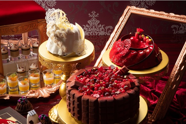 「女王陛下のお気に入りチョコレートシャルロット」（中央）「白の女王様の冠」（左）「赤の女王様のドレスケーキ」（右）　イメージ