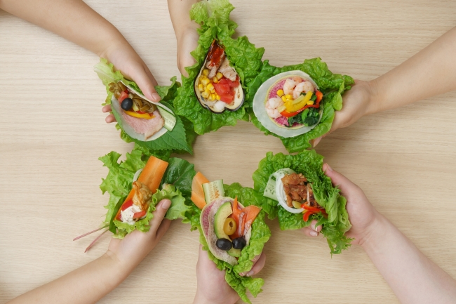 好きなものをすきなだけ、野菜で包んで食べる。