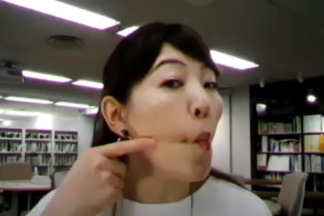 顔のエクササイズの様子 顔のエクササイズの様子