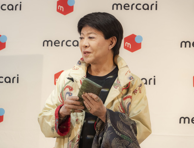 美川さんが「メルカリ」で購入した、刺繍入りのヴィンテージジャケット（着用しているもの）、トカゲ革の財布