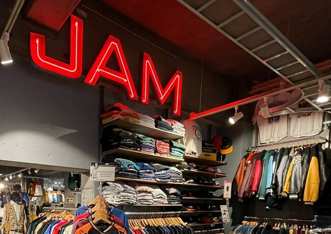 昨年11月に建物の老朽化のため惜しまれつつも閉店した古着屋JAMの1号店である桃谷店で使用されていたJAMのネオンサインもアメリカ村2号店へ移動しリサイクル。